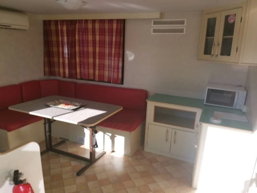 Mobilheime für Familien · Innenraum und Terrasse